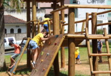 Praças e escolas em Monlevade ganham 19 parquinhos em pouco mais de um mês