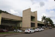 Atendimento no prédio da Secretaria de Saúde nesta segunda-feira (01/08)