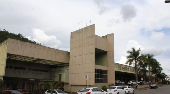 Atendimento no prédio da Secretaria de Saúde nesta segunda-feira (01/08)