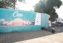 Caminhão que se transforma em cinema fica até amanhã em João Monlevade