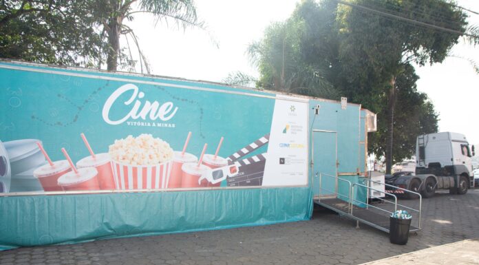 Caminhão que se transforma em cinema fica até amanhã em João Monlevade