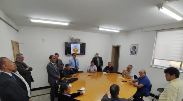 Prefeito e vice fazem visita à Câmara em primeira reunião do semestre