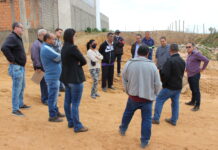 Equipe da Prefeitura de João Monlevade visita bairro Sion, ouve moradores e informa sobre obras