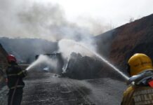Bombeiros divulgam fotos do combate ao incêndio que destruiu carreta bi-trem com combustíveis