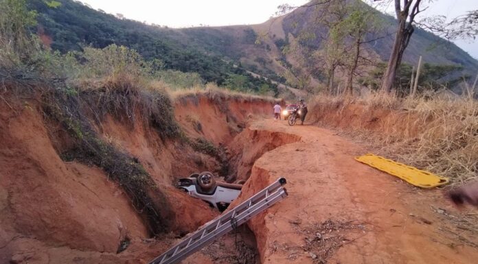 ACIDENTE NO VALE DO AÇO Carro “mergulha” em cratera de estrada