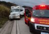 Motorista é “arremessado” ao ter caminhão atingido na traseira por ônibus