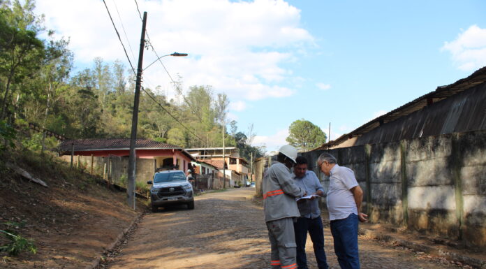 Rede elétrica passa por mudanças para conclusão da instalação de ponte no bairro Santa Cruz