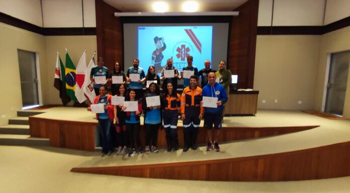 Sevor ministra palestra aos voluntários dos Meninos do Morro com treinamento de primeiros socorros