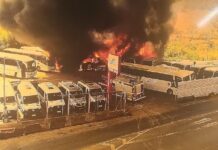 Garagem pega fogo e atinge 15 veículos na cidade de Mariana