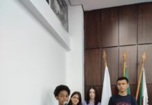 Alunos recebem certificados de participação no projeto Parlamento Jovem
