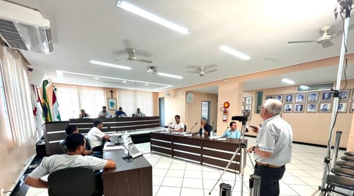 Sucessivos pedidos de cumprimento de prazo adiam votação de projetos em reunião extraordinária na Câmara de Rio Piracicaba