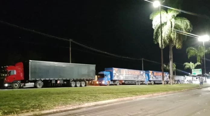 Paralisação de caminhoneiros deixa trânsito lento na BR-381 em Ipatinga