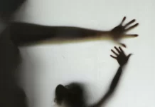 Adolescente relata incesto com o pai e o irmão, além de ver relações de tios