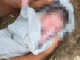 Bebê é jogada em rio dentro de mochila horas depois do nascimento