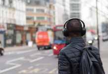 Novembro Laranja: Zumbido no ouvido pode ser sinal de problema mais grave, alerta especialista