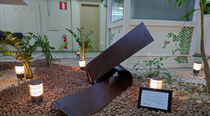 Câmara de João Monlevade recebe escultura do artista plástico Omar Franco