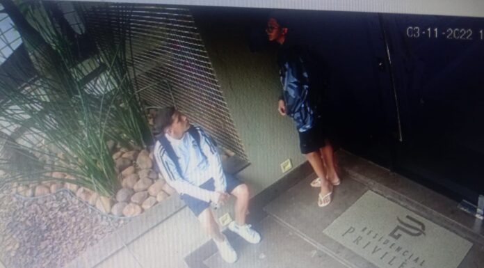 Com pretexto de saber as horas, larápios roubam celulares de adolescentes na porta do prédio