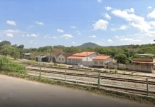 Homem mata esposa com enxadão, pede desculpa pra filha e tira a própria vida