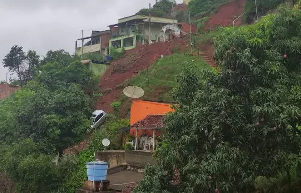 Casa desmorona e arrasta carro em deslizamento em Teófilo Otoni