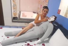 Brasileira que ‘se casou’ com boneco de pano diz que foi traída por ele