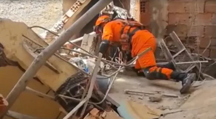 Prédio desaba na Rocinha e bombeiros buscam por possível desaparecido