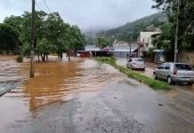 Rio transborda e alaga ruas de Sabará