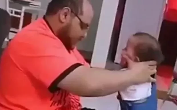 Vídeo antigo de pai batendo em bebê viraliza e revolta redes sociais